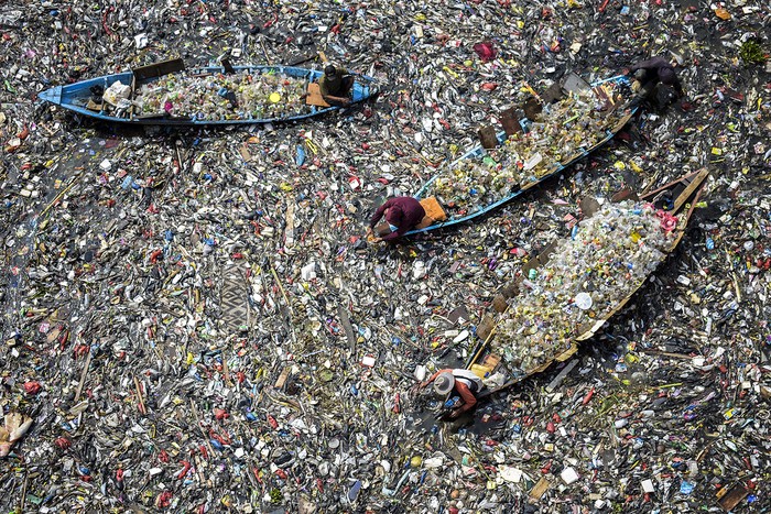 Recolectores de plásticos reciclables en el río Citarum, en Indonesia, el 12 de junio. · Foto: Timur Mathari, AFP