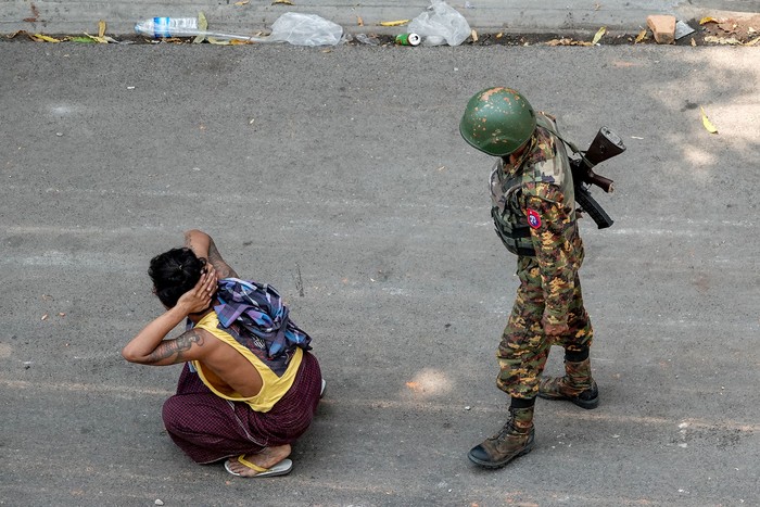 Detenciones durante una manifestación contra el golpe militar, este miércoles, en Mandalay, Birmania. 