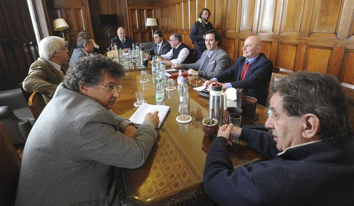 Fernando Blanco (i), reunido con diputados de la coalición de gobierno en la secretaría de la bancada herrerista del Palacio Legislativo (01.06.2022). · Foto: Federico Gutiérrez