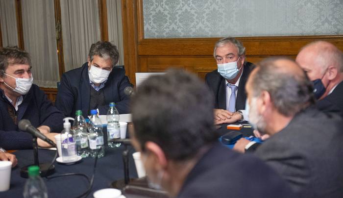Reunión de senadores de la coalición con Luis Alberto Heber, ayer, en el Palacio Legislativo. · Foto: Alessandro Maradei