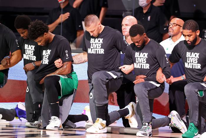 Los jugadores del Boston Celtics se mnifiestan contra el racismo, previo a un partido, el 31 de julio en Orlando. · Foto: David Sherman, AFP