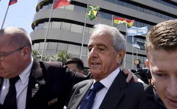 El presidente de River Plate Rodolfo D'Onofrio, llegando al hotel de Conmebol, cerca de Asunción, el 27 de noviembre.
El presidente de River Plate Rodolfo D'Onofrio, llegando al hotel de Conmebol, cerca de Asunción, el 27 de noviembre.