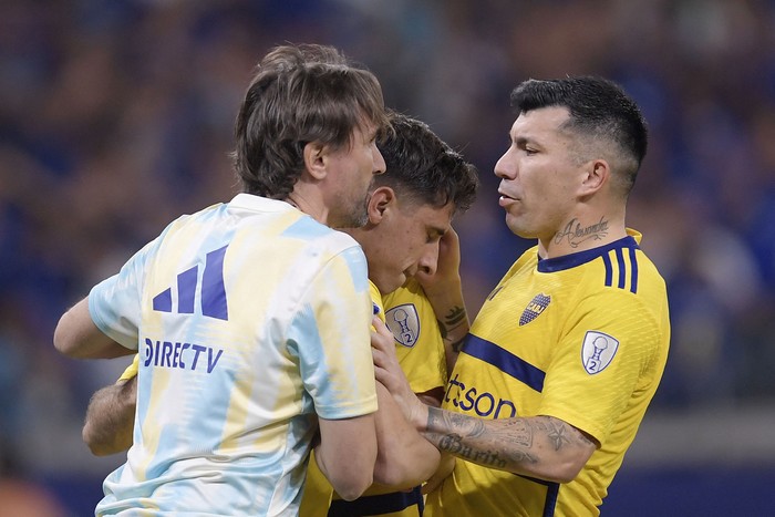 Miguel Merentiel es consolado por Diego Martínez y Gary Medel, luego de errar el penal ante Cruzeiro, el 22 de agosto, en Belo Horizonte, Brasil. · Foto: Douglas Magno, AFP