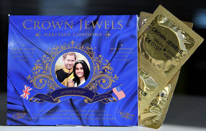 Condones Crown Jewels, souvenirs de la boda real.  Foto: Daniel Sorabji, AFP