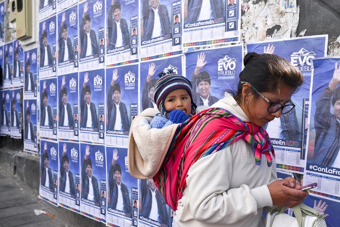 Propaganda politica del presidente y candidato presidencial de Bolivia, Evo Morales, el 16 de octubre, en El Alto, Bolivia.   · Foto: Pedro Ugarte, AFP