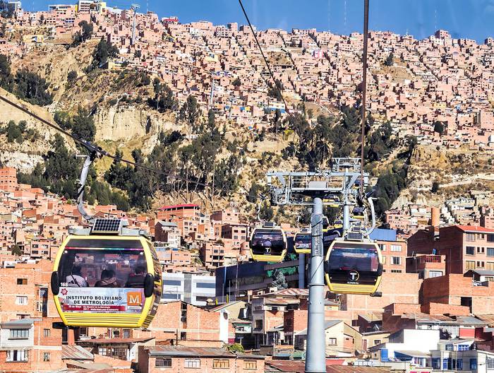 Mi Teleférico, también llamado Teleférico La Paz-El Alto, es el sistema de transporte aéreo por cable que une ambas ciudades. · Foto: Wikimedia Commons