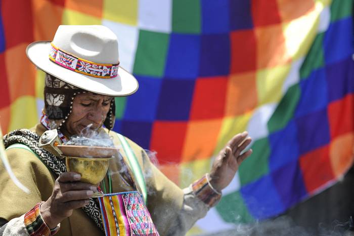 Un indígena participa en un ritual de agradecimiento a la Pachamama, durante un acto oficialista, ayer, en La Paz, Bolivia. · Foto: Jorge Bernal, AFP
