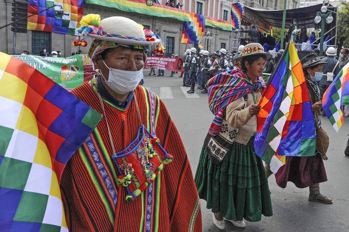 Indígenas aymaras participan en un desfile por la celebración del primer año en el cargo del presidente de Bolivia Luis Arce, el 8 de noviembre, en La Paz. · Foto: Jorge Bernal, AFP