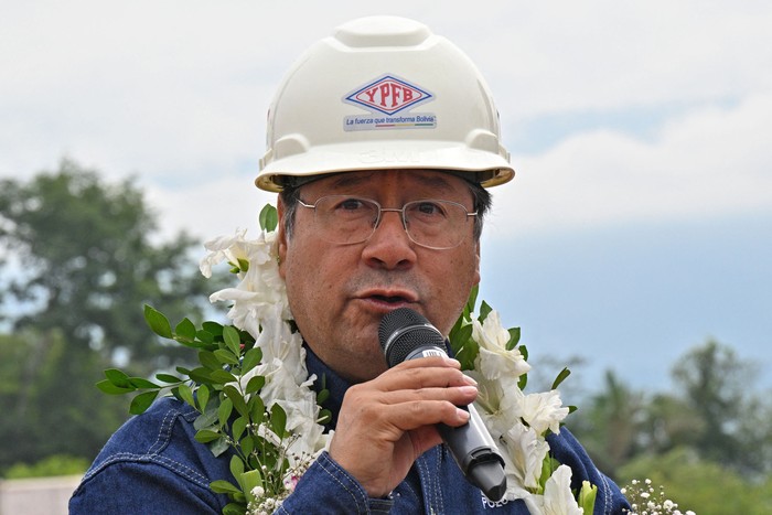 Luis Arce, durante una visita a la empresa petrolera estatal Yacimientos Petrolíferos Fiscales Bolivianos, el 23 de julio, en la provincia de Caranavi, Bolivia. · Foto: Aizar Raldes, AFP