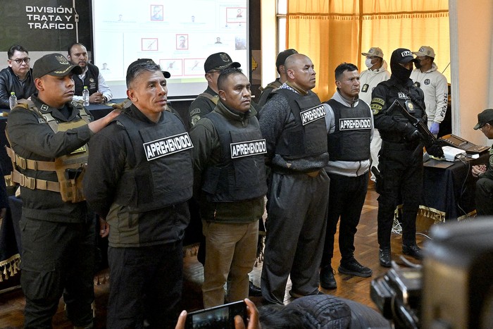 Militares acusados de ser cómplices del movimiento militar que intentó, el 26 de junio, tomar el palacio de gobierno en La Paz. · Foto: Aizar Raldes, AFP