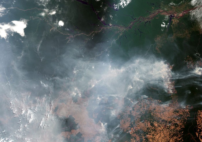 Imagen satelital de la Unión Europea que muestra una nube de humo sobre la frontera de Bolivia y Brasil. · Foto: AFP