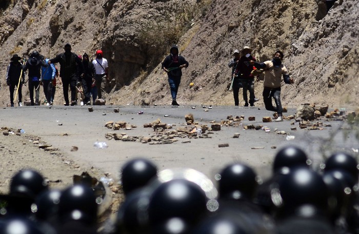 Partidarios de Evo Morales durante una protesta, el 1º de noviembre, en Parotani, departamento de Cochabamba, Bolivia. · Foto: Fernando Cartagena, AFP