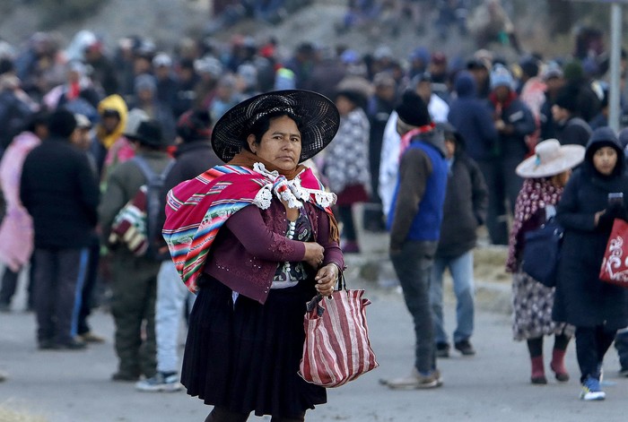 Simpatizantes del expresidente Evo Morales bloquean una carretera para protestar contra el gobierno del presidente Luis Arce, el 16 de junio, en Vinto, Bolivia. · Foto: David Flores, AFP