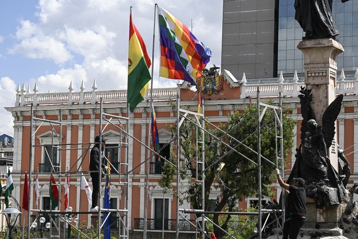 Preparativos para la ceremonia de asunción de Rodrigo Paz, el 7 de noviembre en la plaza Murillo, La Paz. · Foto: Aizar Raldes, AFP
