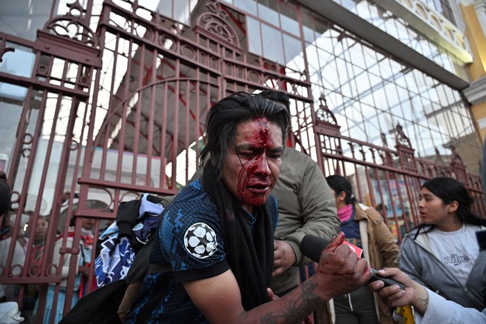 Enfrentamiento entre partidarios del gobierno y partidarios del expresidente Evo Morales después de una manifestación contra el presidente Luis Arce en La Paz, el 23 de setiembre. · Foto: Aizar Raldes, AFP