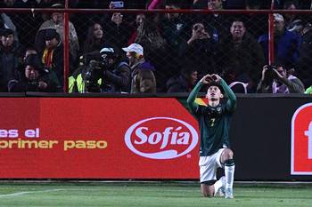 Miguel Terceros, de Bolivia, tras convertir el gol a Brasil, el 9 de setiembre, en el estadio El Alto, en La Paz. · Foto: Daniel Miranda, AFP