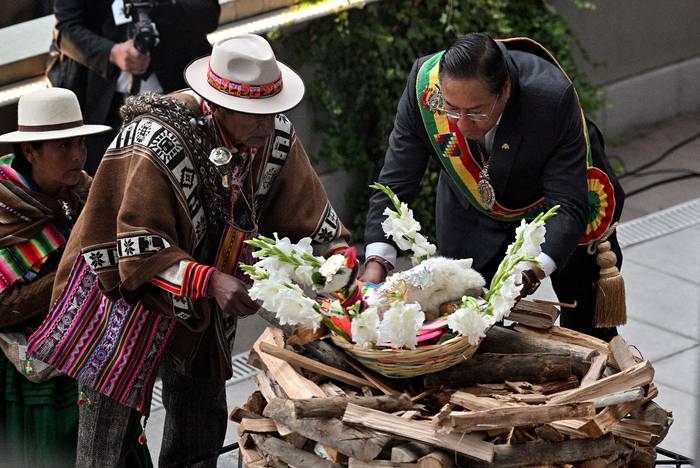El presidente de Bolivia, Luis Arce (d), participa en un ritual andino durante una ceremonia para conmemorar el 15º aniversario del Estado Plurinacional de Bolivia, en el palacio de gobierno Casa Grande del Pueblo en La Paz (22.01.2024). · Foto: Aizar Raldes, AFP