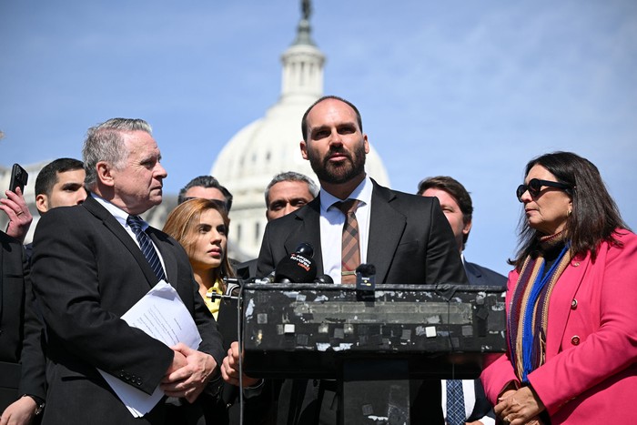 Eduardo Bolsonaro durante una conferencia de prensa, el 12 de marzo, frente al Capitolio de Estados Unidos en Washington. · Foto: Mandel Ngan, AFP