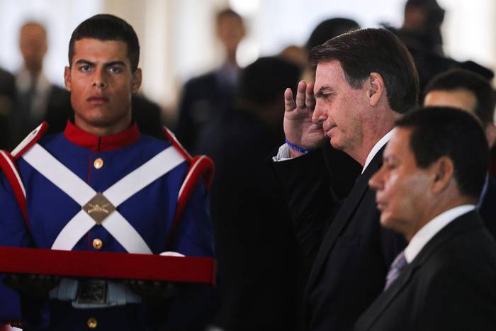 Jair Bolsonaro y el vicepresidente Hamilton Mourao, en Brasilia, el 28 de marzo.  · Foto: Sergio Lima, AFP