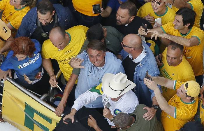 Jair Bolsonaro participa de la marcha en su apoyo, el martes, en San Pablo. · Foto: Miguel Schincariol, AFP