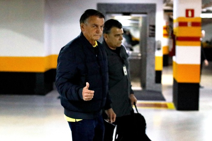 Jair Bolsonaro, el 22 de julio, al salir de la sede del Partido Liberal en Brasilia. · Foto: Sergio Lima, AFP