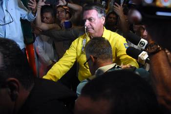 Jair Bolsonaro al abordar una ambulancia al salir del Hospital Rio Grande en Natal, estado de Rio Grande do Norte, Brasil, el 12 de abril. · Foto: José Aldenir, AFP