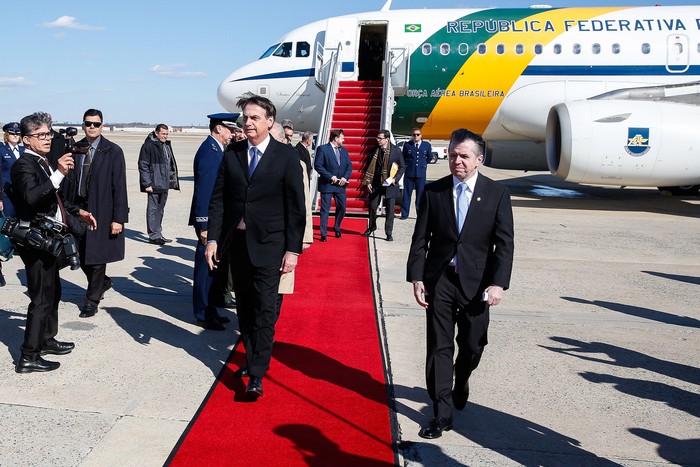 Jair Bolsonaro, al llegar a la Base Aerea de Andrews en Estados Unidos. · Foto: Isac Nobrega, Presidencia de Brasil