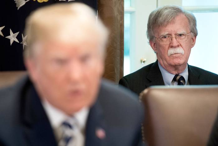 Donald Trump y John Bolton durante una reunión de gabinete en la Casa Blanca, en Washington (archivo, mayo de 2018). · Foto: Saul Loeb, AFP