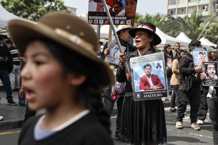 Marcha contra el gobierno de la presidenta peruana Dina Boluarte, convocada por familiares de las víctimas de las protestas antigubernamentales de 2022-2023, el 29 de julio, en Lima. · Foto: Connie France, AFP