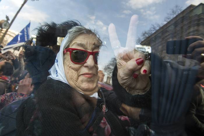Hebe de Bonafini, el 4 de agosto de 2016, en la Plaza de Mayo, en Buenos Aires. · Foto: Eitan Abramovich, AFP