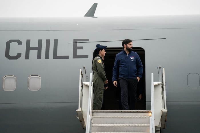 Gabriel Boric, el 26 de abril, en el aeropuerto de Puerto Montt. · Foto: Marcelo Segura, Presidencia de Chile