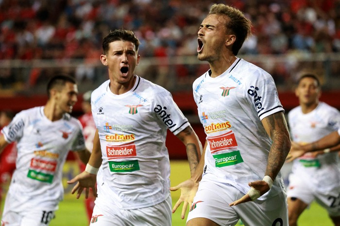 Agustín Anello, de Boston River, junto a sus compañeros tras el gol a Ñublense, el 26 de febrero, en el estadio Nelson Oyarzún, de Chillán, Chile. · Foto: Eduardo Fortes, Photosport, AFP