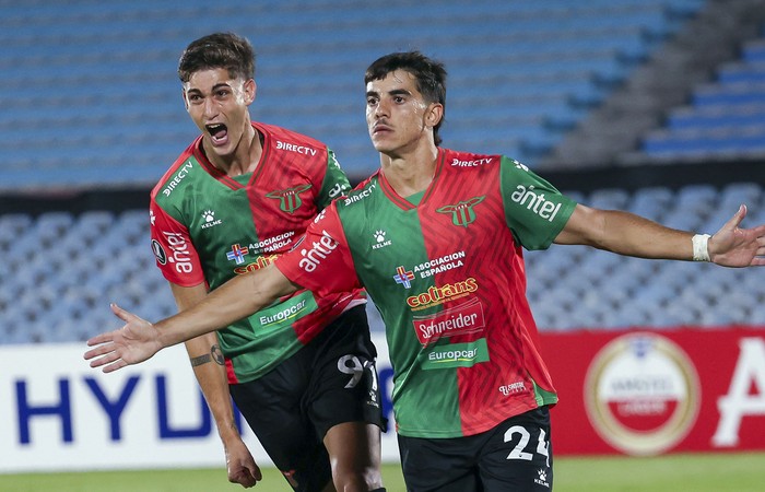 Juan Manuel Gutiérrez (d) y Valentín Adamo, de Boston River, tras el gol a Ñublense, el 19 de febrero, en el estadio Centenario. · Foto: Rodrigo Viera Amaral