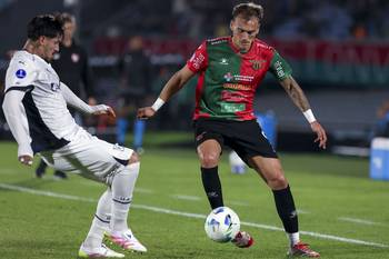 Kevin Lomónaco, de Independiente, y Agustín Anello, de Boston River, el 6 de mayo, en el estadio Centenario. · Foto: Rodrigo Viera Amaral