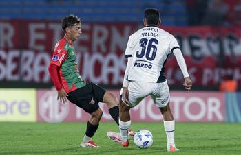 Agustín Albarracín, de Boston River, y Sebastián Valdez, de Independiente. · Foto: Rodrigo Viera Amaral