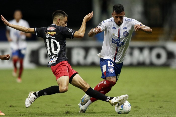 Agustín Amado, de Boston River, y Luciano Rodríguez, de Bahía, el 13 de marzo, en el estadio Arena Fonte Nova en Salvador, estado de Bahía, Brasil. · Foto: Arisson Marinho, AFP