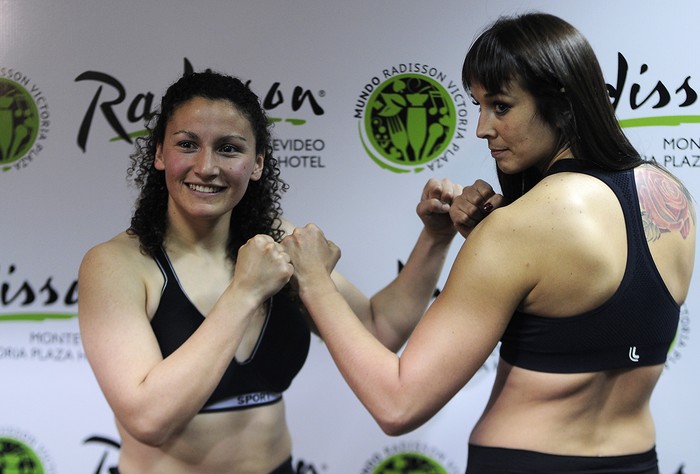 Yamila Reynoso y Chris Namús, ayer, durante el pesaje previo a la pelea de hoy en el Palacio Peñarol. Foto: Juan Manuel Ramos