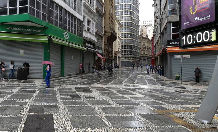 Aspecto de calles y comercios de San Pablo, en medio de la pandemia, el 6 de marzo. · Foto: Miguel Schincariol, AFP