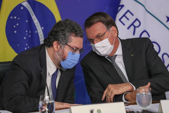 Ernesto Araujo y Jair Bolsonaro, durante la cumbre virtual del Mercosur, el 26 de marzo.
 · Foto: Marcos Correa, Presidencia Brasileña, AFP