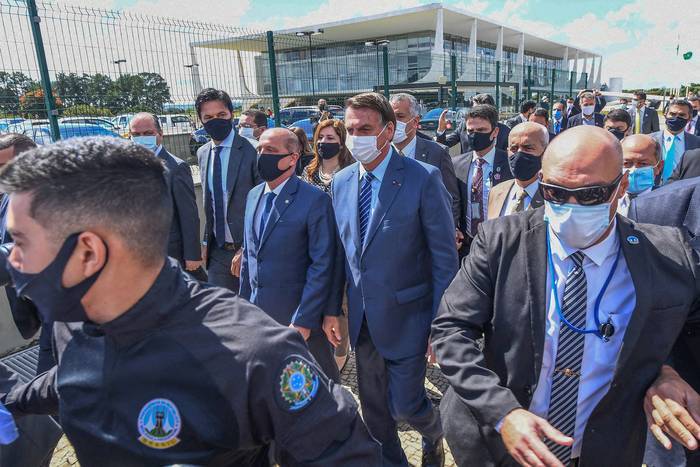 Jair Bolsonaro y el secretario general de la Presidencia Onyx Lorenzoni se dirigen, este miércoles, desde el Palacio Planalto hasta el Congreso Nacional. · Foto: Evaristo Sa, AFP