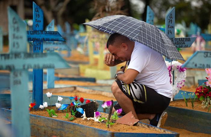 Cementerio de Nossa Senhora Aparecida el Día de la Madre, en Manaus, estado de Amazonas.
 · Foto: Michael Dantas, AFP