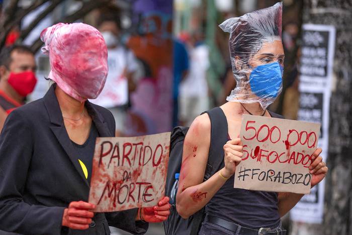 Manifestantes protestan contra el presidente brasileño Jair Bolsonaro, el sábado, en Manaos, Brasil. · Foto: Michael Dantas, AFP