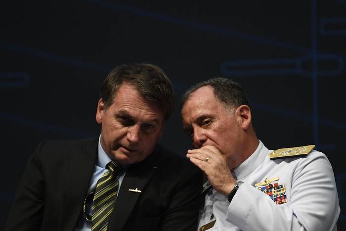 Jair Bolsonaro e Ilques Barbosa Junior, comandante de la Armada de Brasil, en el Complejo Naval de Itaguai en Río de Janeiro, Brasil (archivo, octubre de 2019). · Foto: Mauro Pimentel, AFP