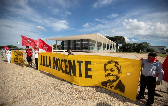 Simpatizantes del expresidente Luiz Inácio Lula da Silva se manifiestan ante la Corte Suprema de Brasil (archivo, abril de 2021). · Foto: Joédson Alves, EFE