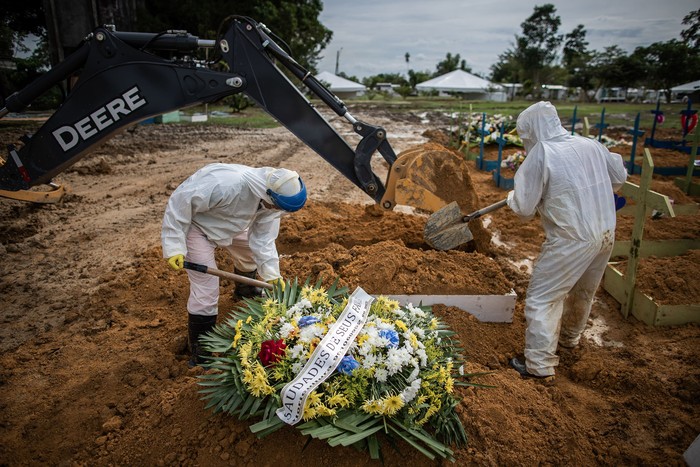 Entierro de personas fallecidas por covid-19, en el cementerio público Nossa Senhora Aparecida en Manaos, Amazonas, Brasil.
 · Foto: Raphael Alves, EFE