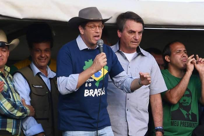 Ricardo Salles, ministro de Medio Ambiente de Brasil, junto al presidente Jair Bolsonaro, el 15 de mayo, en Brasilia. · Foto: Evaristo Sa, AFP