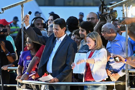 Fernando Haddad, ex alcalde de San Paulo y candidato del Partido de los Trabajadores a la vicepresidencia, el pasado miércoles en Brasilia. A su derecha, Manuela d'Ávila, líder del Partido Comunista y la presidenta del PT, Gleisi Hoffmann. · Foto: Evaristo Sa, AFP Fernando Haddad, ex alcalde de San Paulo y candidato del Partido de los Trabajadores a la vicepresidencia, el pasado miércoles en Brasilia. A su derecha, Manuela d'Ávila, líder del Partido Comunista y la presidenta del PT, Gleisi Hoffmann. · Foto: Evaristo Sa, AFP