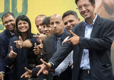 Durante la conferencia de prensa de Jair Bolsonaro el 11 de octubre en Río de Janeiro, legisladores
y miembros del Partido Social Liberal (PSL) imitan el conocido gesto de disparar con un arma de
su líder. · Foto: Mauro Pimentel Durante la conferencia de prensa de Jair Bolsonaro el 11 de octubre en Río de Janeiro, legisladores
y miembros del Partido Social Liberal (PSL) imitan el conocido gesto de disparar con un arma de
su líder. · Foto: Mauro Pimentel