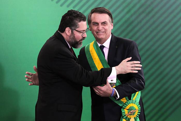 El nuevo ministro de Relaciones Exteriores de Brasil, Ernesto Araujo, y Jair Bolsonaro el día de su asunción como presidente de Brasil.  · Foto: Sergio Lima, AFP