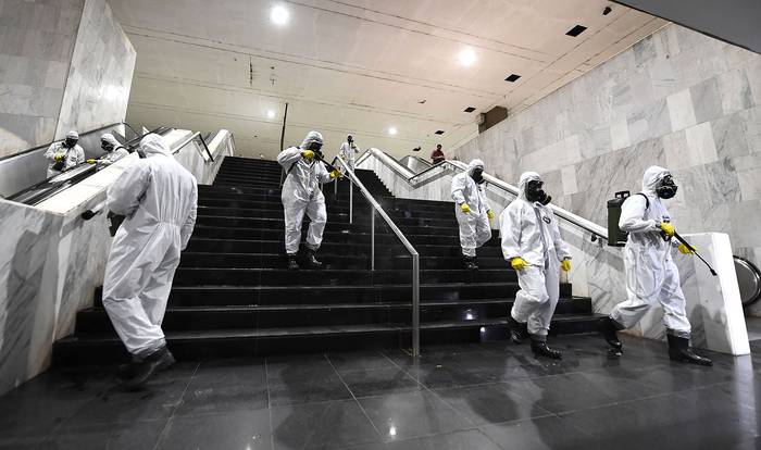 Soldados brasileños desinfectan la estación central de metro y sus alrededores, como medida contra la propagación del coronavirus, el domingo, en Brasilia. · Foto: Evaristo Sa, AFP